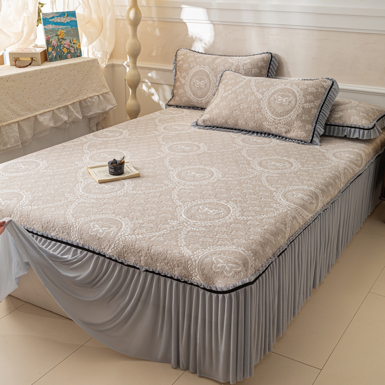 91家纺网 家纺一手货源 找家纺 雅居纺家纺 2026新款花间蝶梦款凉感床裙凉席席子 花间蝶梦-卡其