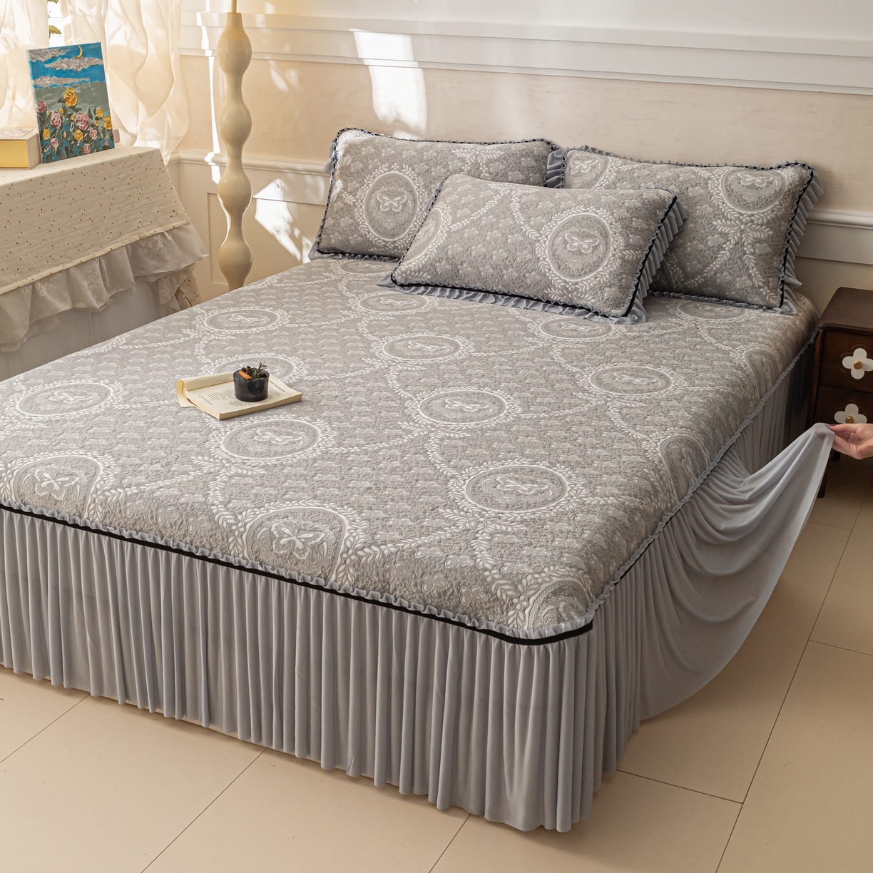 91家纺网 家纺一手货源 找家纺 雅居纺家纺 2026新款花间蝶梦款凉感床裙凉席席子 花间蝶梦-灰