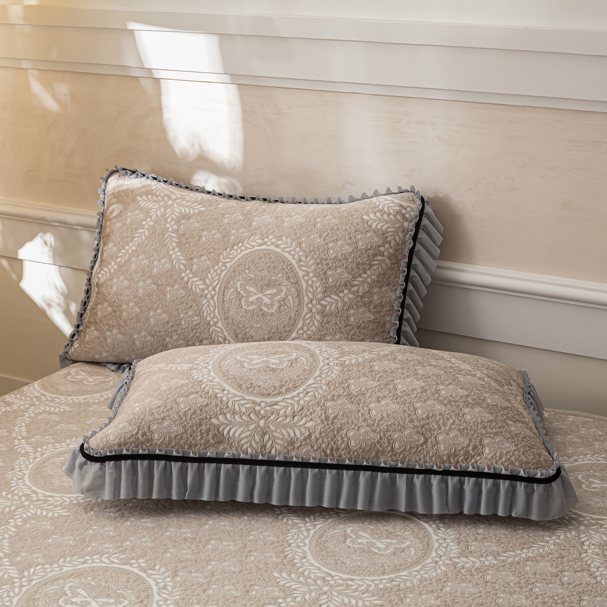 91家纺网 家纺一手货源 找家纺 雅居纺家纺 2026新款花间蝶梦款凉感床裙凉席席子 花间蝶梦-卡其