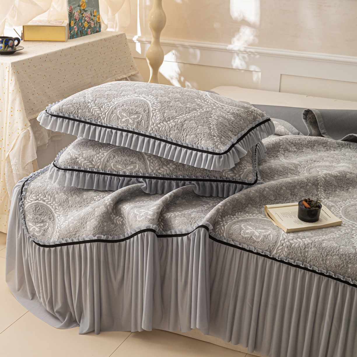 91家纺网 家纺一手货源 找家纺 雅居纺家纺 2026新款花间蝶梦款凉感床裙凉席席子 花间蝶梦-灰