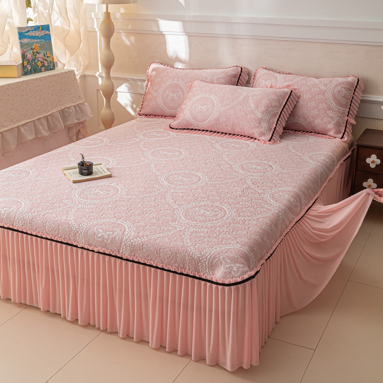 91家纺网 家纺一手货源 找家纺 雅居纺家纺 2026新款花间蝶梦款凉感床裙凉席席子 花间蝶梦-粉