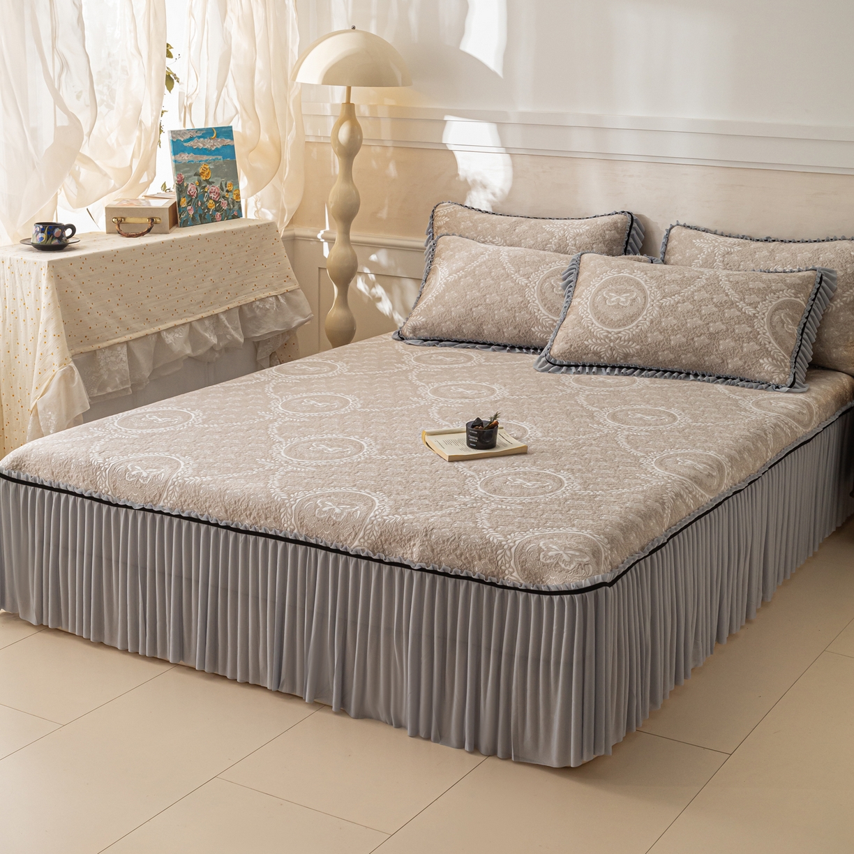 91家纺网 家纺一手货源 找家纺 雅居纺家纺 2026新款花间蝶梦款凉感床裙凉席席子 花间蝶梦-卡其