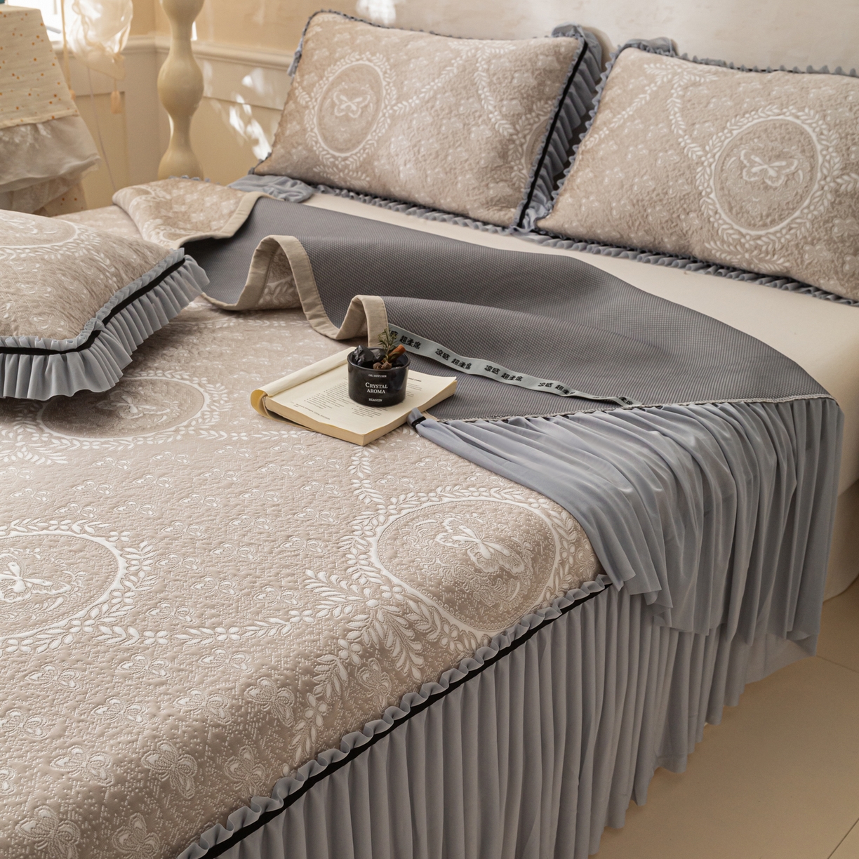 91家纺网 家纺一手货源 找家纺 雅居纺家纺 2026新款花间蝶梦款凉感床裙凉席席子 花间蝶梦-卡其