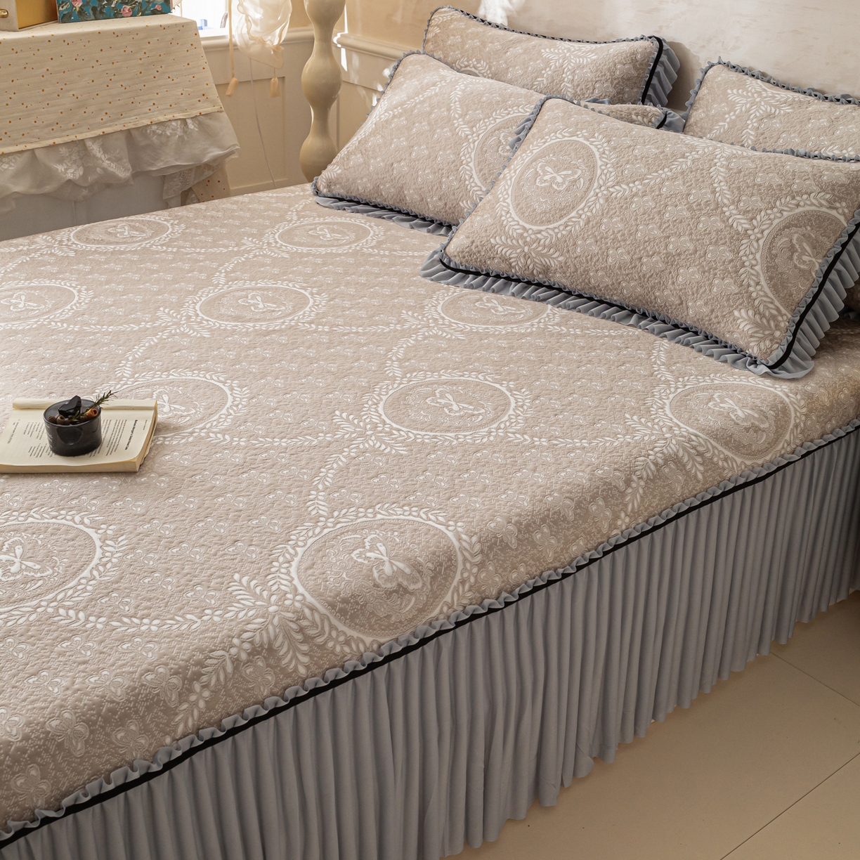 91家纺网 家纺一手货源 找家纺 雅居纺家纺 2026新款花间蝶梦款凉感床裙凉席席子 花间蝶梦-卡其