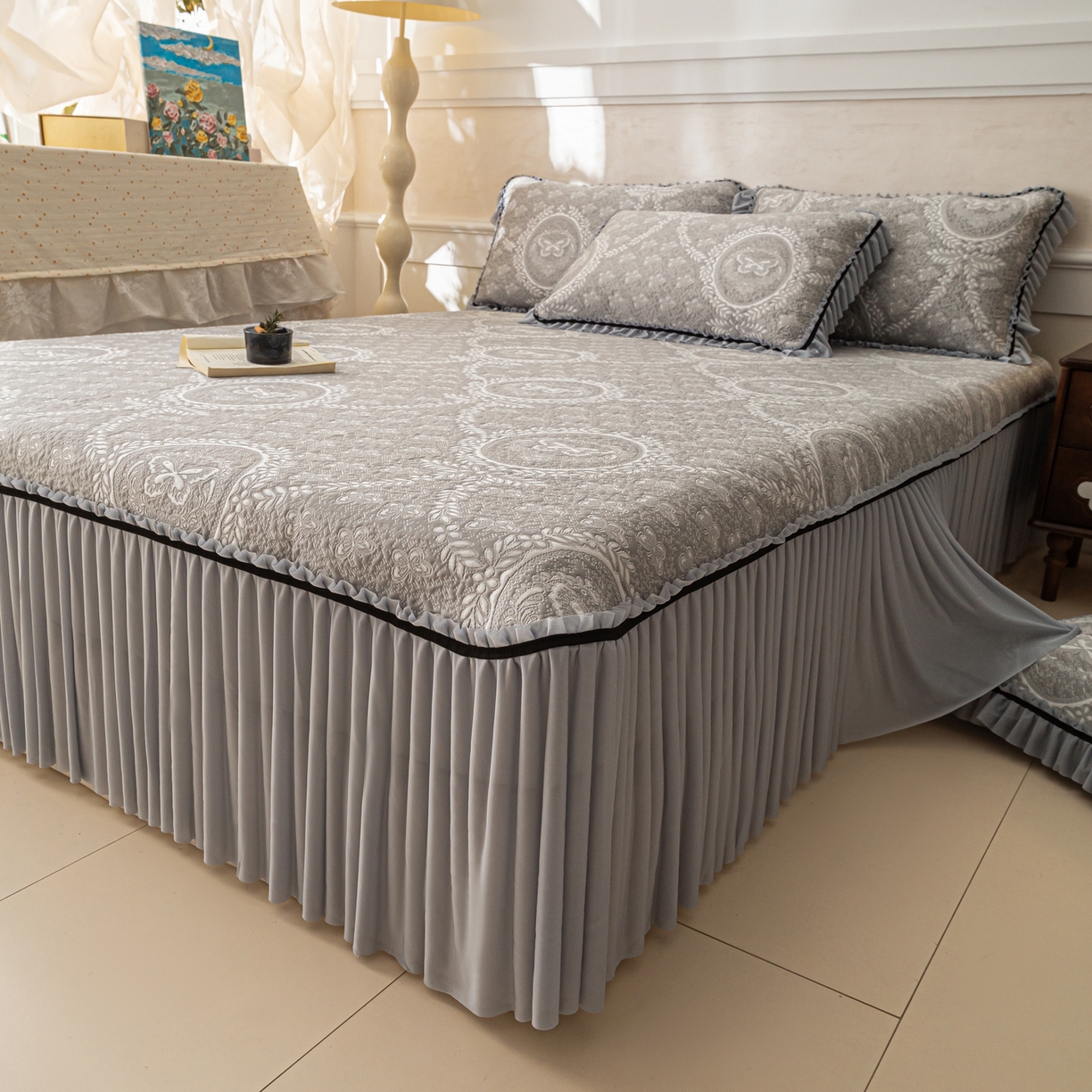 91家纺网 家纺一手货源 找家纺 雅居纺家纺 2026新款花间蝶梦款凉感床裙凉席席子 花间蝶梦-灰