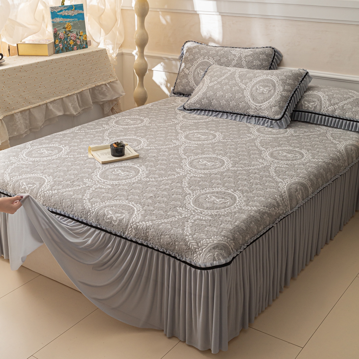 91家纺网 家纺一手货源 找家纺 雅居纺家纺 2026新款花间蝶梦款凉感床裙凉席席子 花间蝶梦-灰