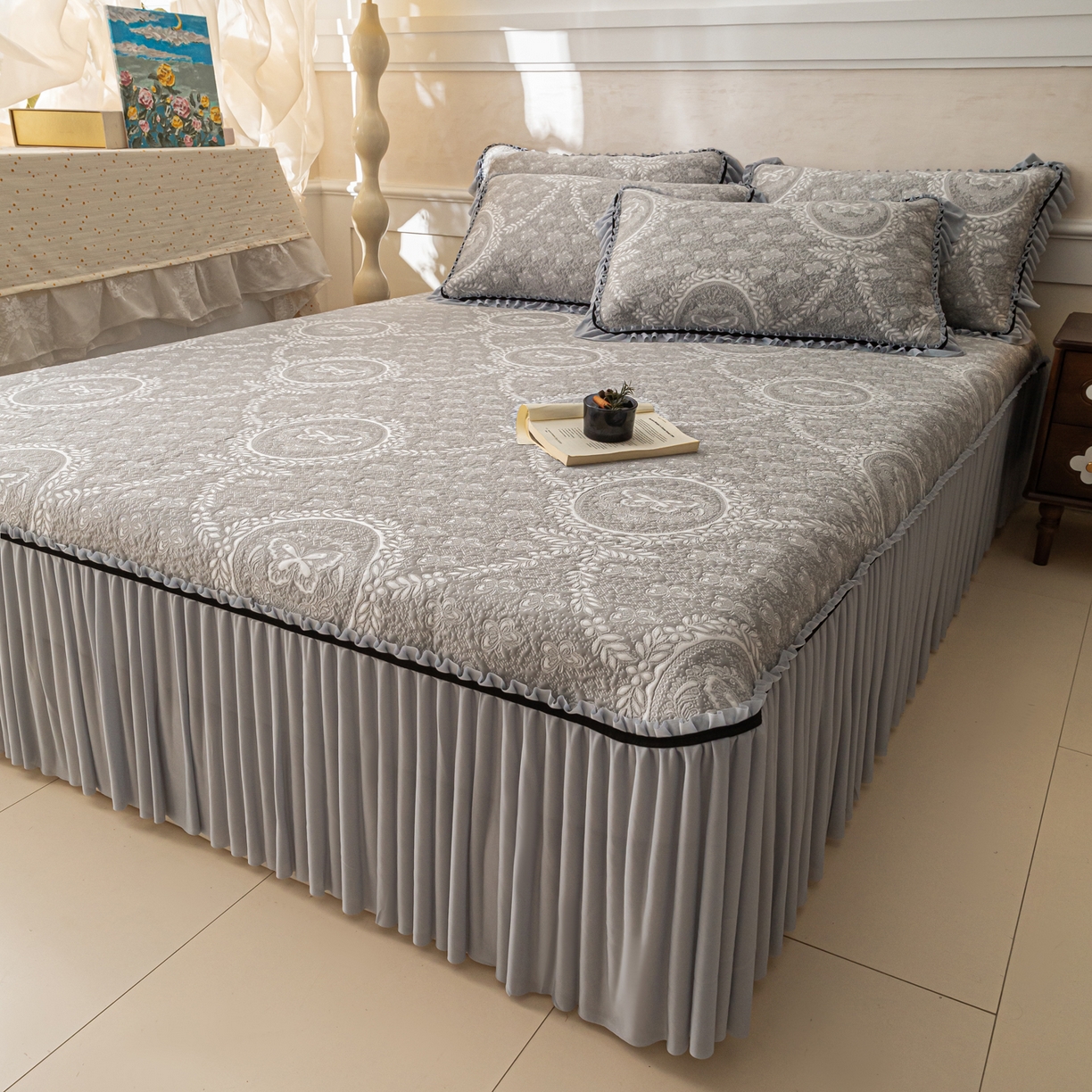 91家纺网 家纺一手货源 找家纺 雅居纺家纺 2026新款花间蝶梦款凉感床裙凉席席子 花间蝶梦-灰