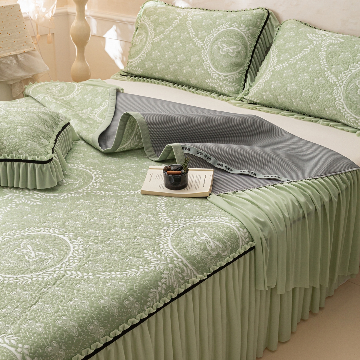 91家纺网 家纺一手货源 找家纺 雅居纺家纺 2026新款花间蝶梦款凉感床裙凉席席子 花间蝶梦-绿