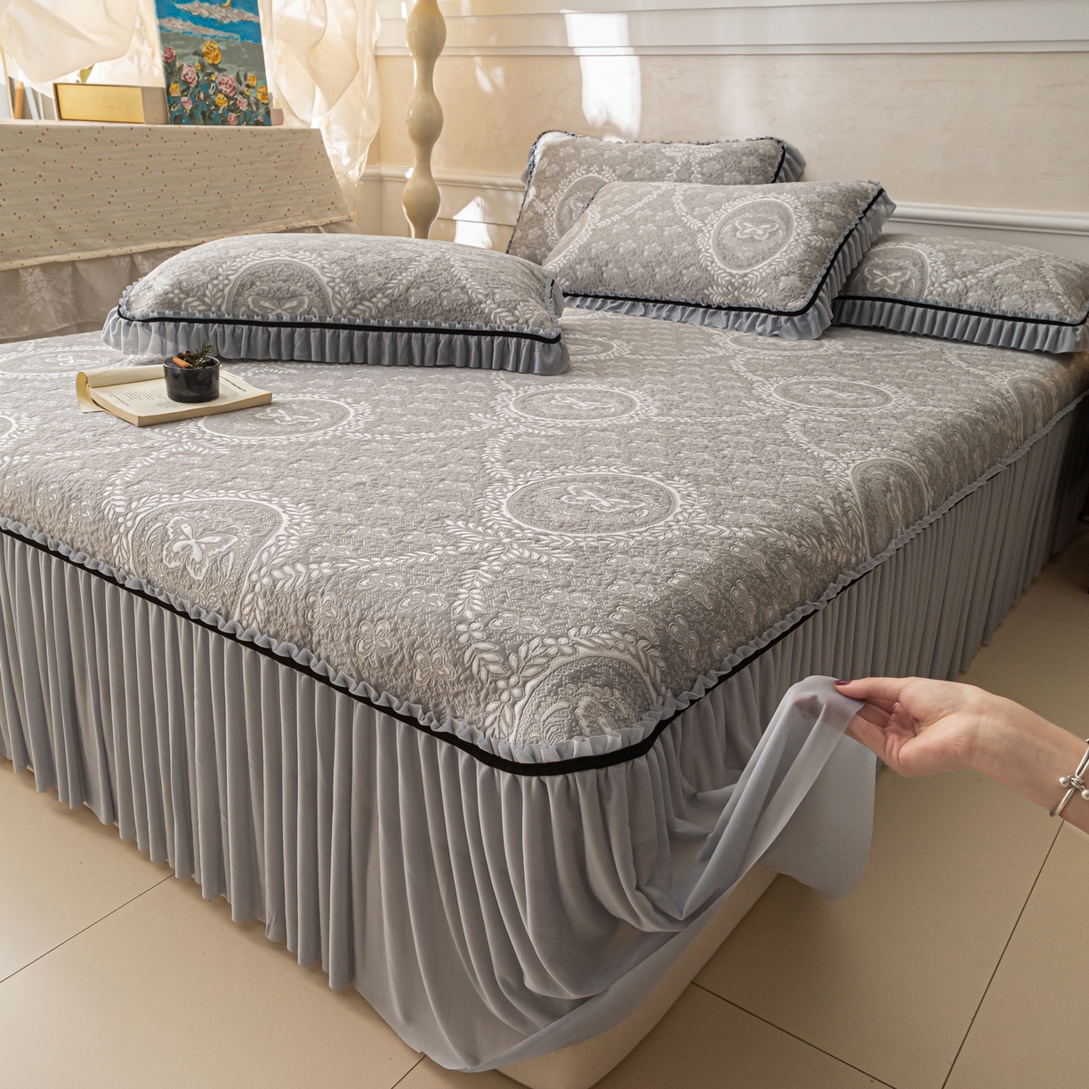 91家纺网 家纺一手货源 找家纺 雅居纺家纺 2026新款花间蝶梦款凉感床裙凉席席子 花间蝶梦-灰