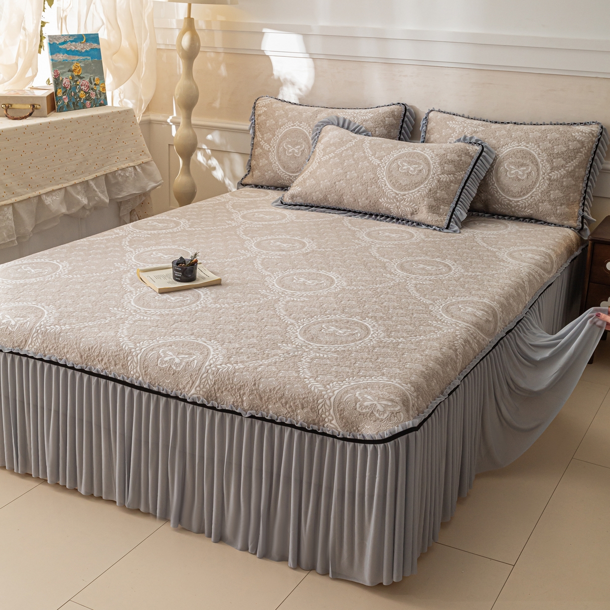 91家纺网 家纺一手货源 找家纺 雅居纺家纺 2026新款花间蝶梦款凉感床裙凉席席子 花间蝶梦-卡其