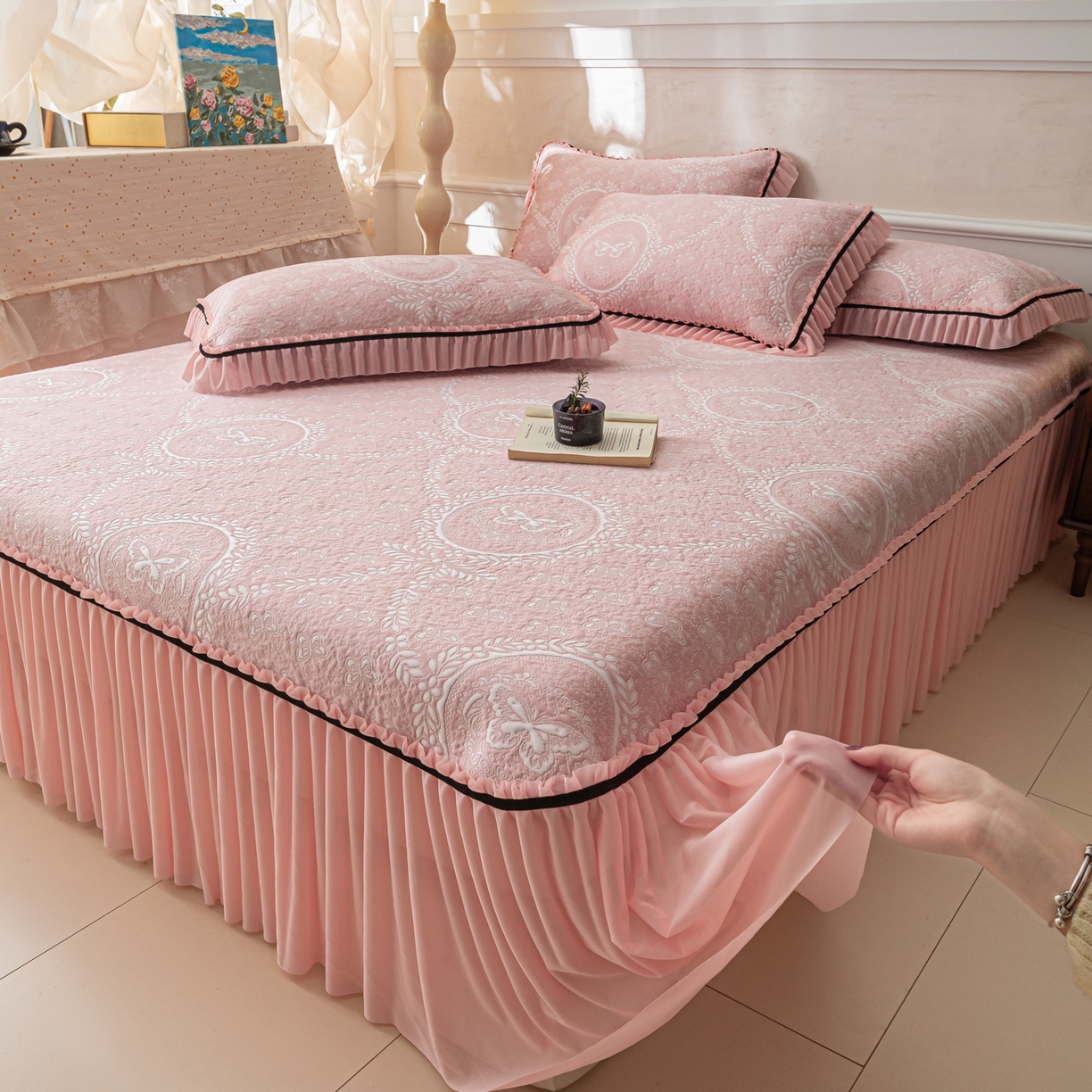 91家纺网 家纺一手货源 找家纺 雅居纺家纺 2026新款花间蝶梦款凉感床裙凉席席子 花间蝶梦-粉