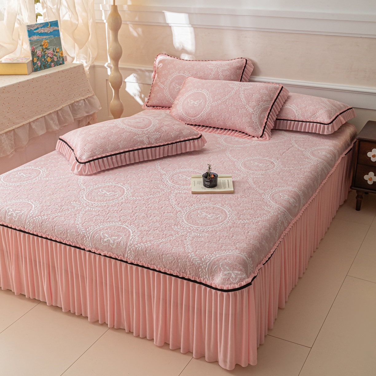 91家纺网 家纺一手货源 找家纺 雅居纺家纺 2026新款花间蝶梦款凉感床裙凉席席子 花间蝶梦-粉