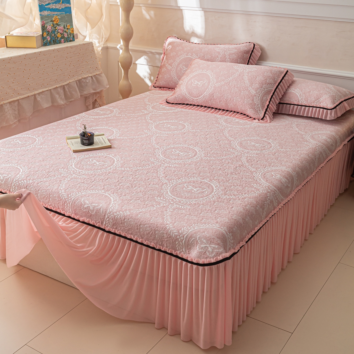 91家纺网 家纺一手货源 找家纺 雅居纺家纺 2026新款花间蝶梦款凉感床裙凉席席子 花间蝶梦-粉