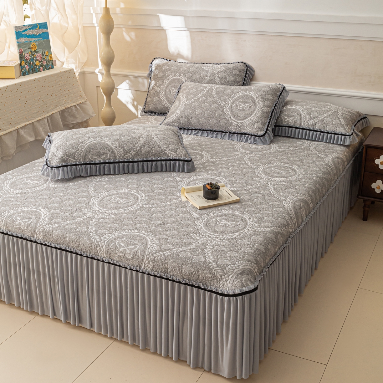 91家纺网 家纺一手货源 找家纺 雅居纺家纺 2026新款花间蝶梦款凉感床裙凉席席子 花间蝶梦-灰