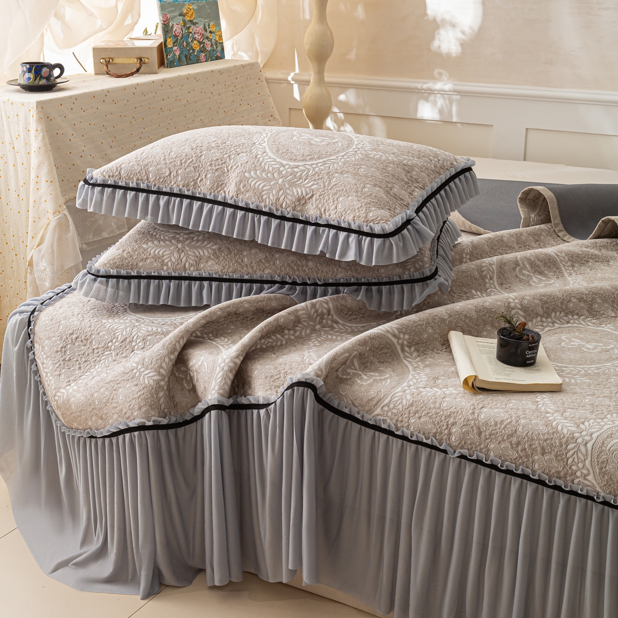 91家纺网 家纺一手货源 找家纺 雅居纺家纺 2026新款花间蝶梦款凉感床裙凉席席子 花间蝶梦-卡其