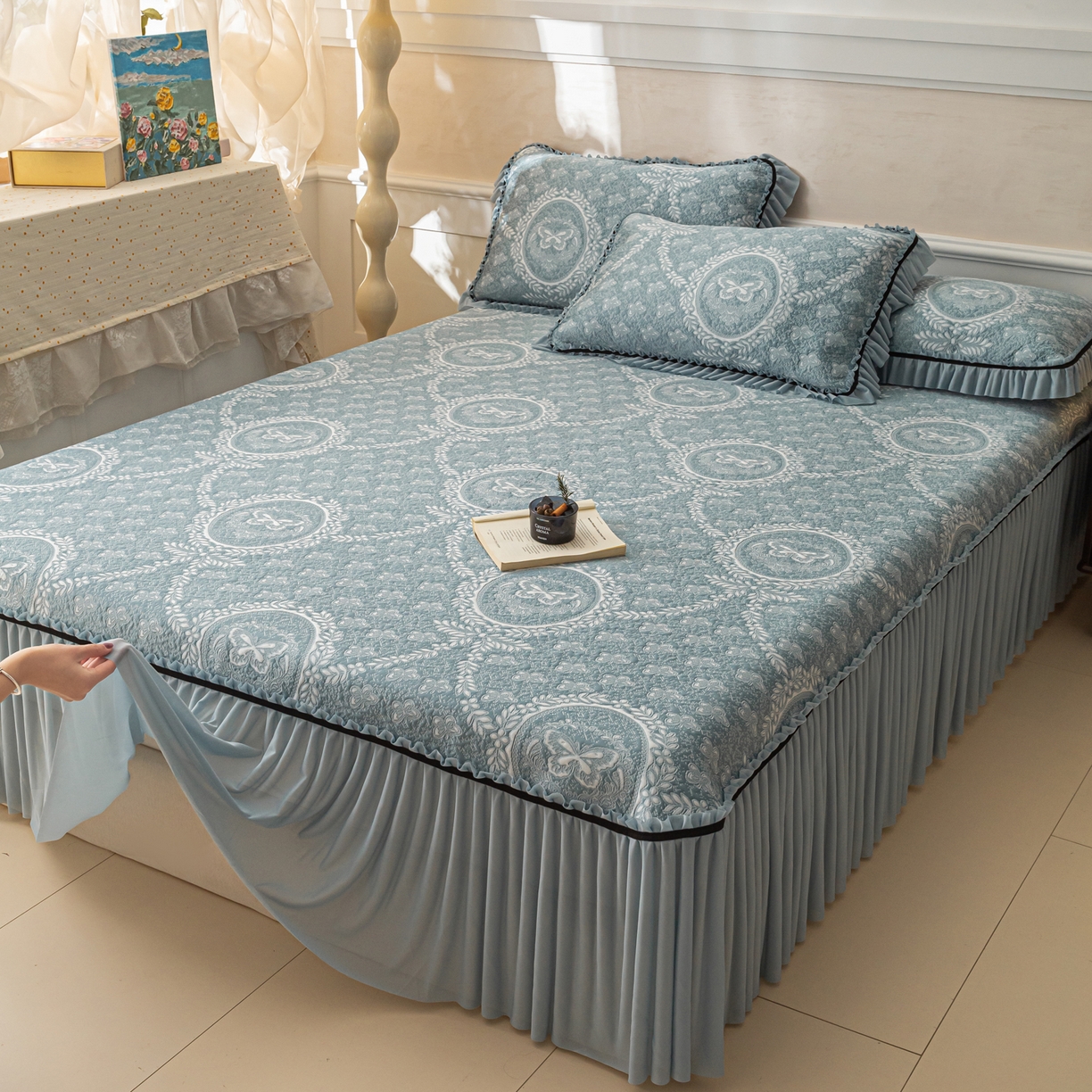 91家纺网 家纺一手货源 找家纺 雅居纺家纺 2026新款花间蝶梦款凉感床裙凉席席子 花间蝶梦-蓝