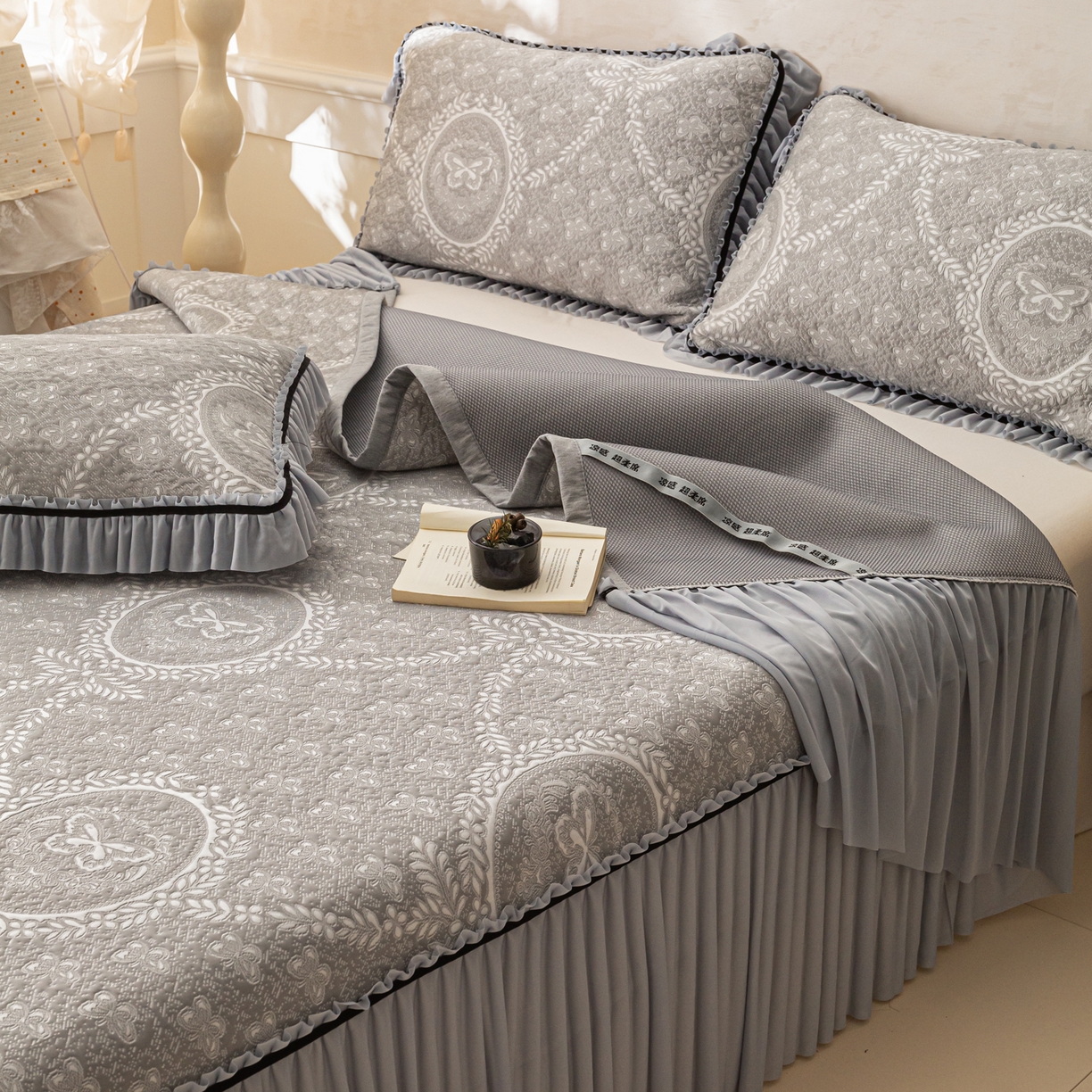 91家纺网 家纺一手货源 找家纺 雅居纺家纺 2026新款花间蝶梦款凉感床裙凉席席子 花间蝶梦-灰