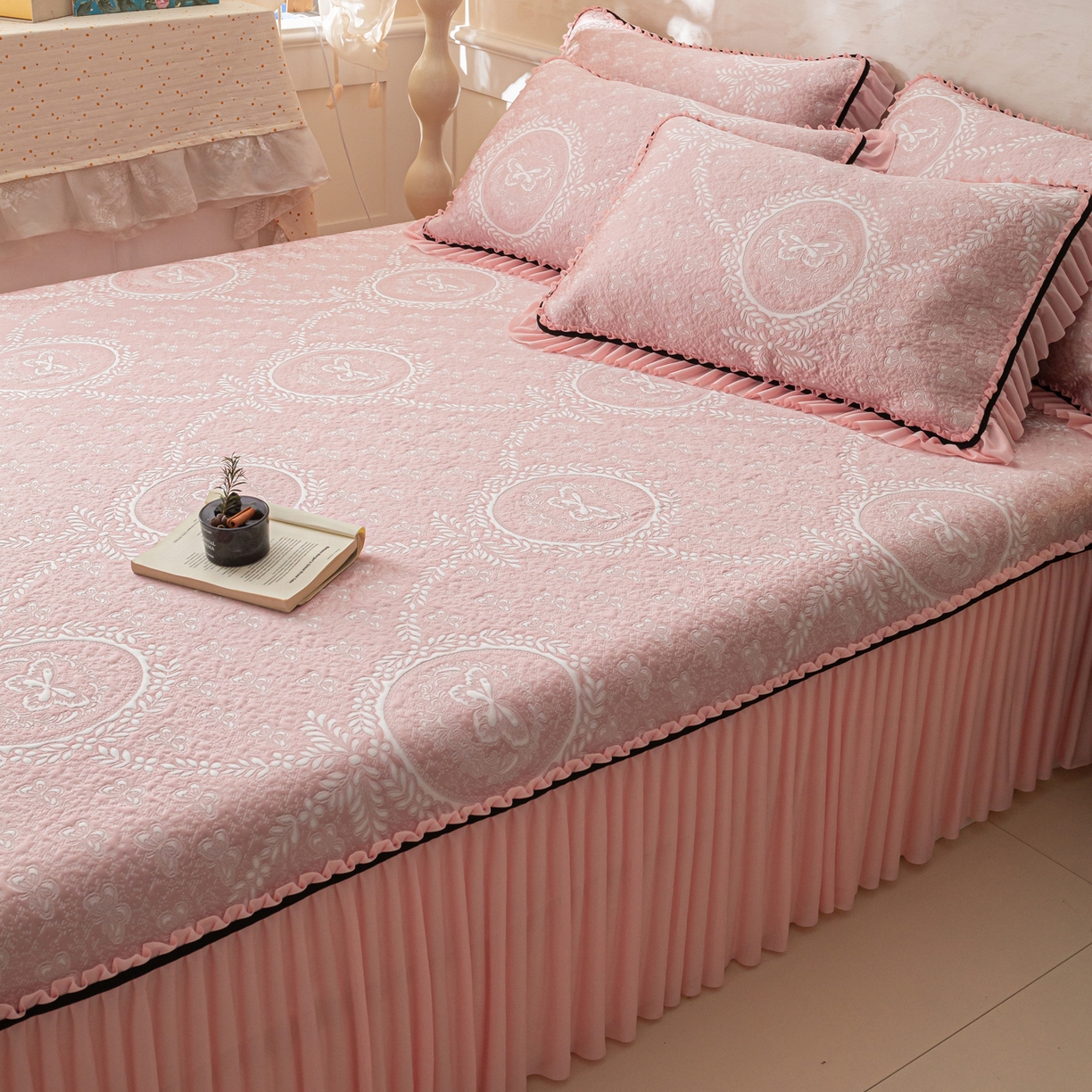 91家纺网 家纺一手货源 找家纺 雅居纺家纺 2026新款花间蝶梦款凉感床裙凉席席子 花间蝶梦-粉