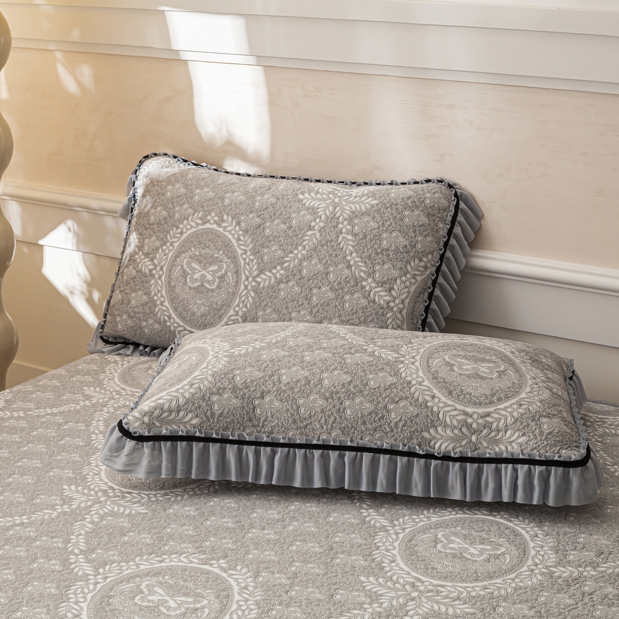 91家纺网 家纺一手货源 找家纺 雅居纺家纺 2026新款花间蝶梦款凉感床裙凉席席子 花间蝶梦-灰