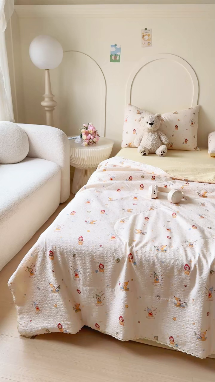 91家纺网 家纺一手货源 找家纺 梦舒阳 2026新款泡芙棉夏被花边款泡芙纱夏凉被四件套空调被带小熊吊牌 星人儿