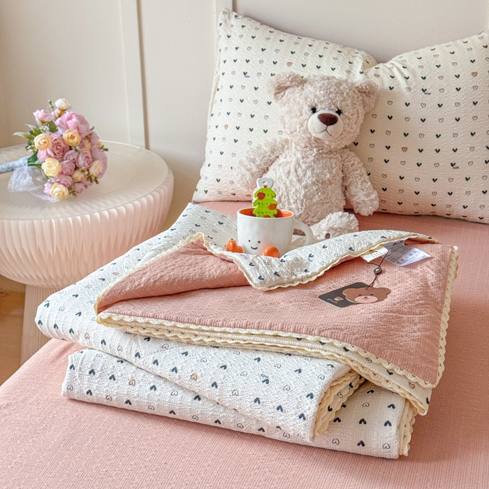 91家纺网 家纺一手货源 找家纺 梦舒阳 2026新款泡芙棉夏被花边款泡芙纱夏凉被四件套空调被带小熊吊牌 幸运