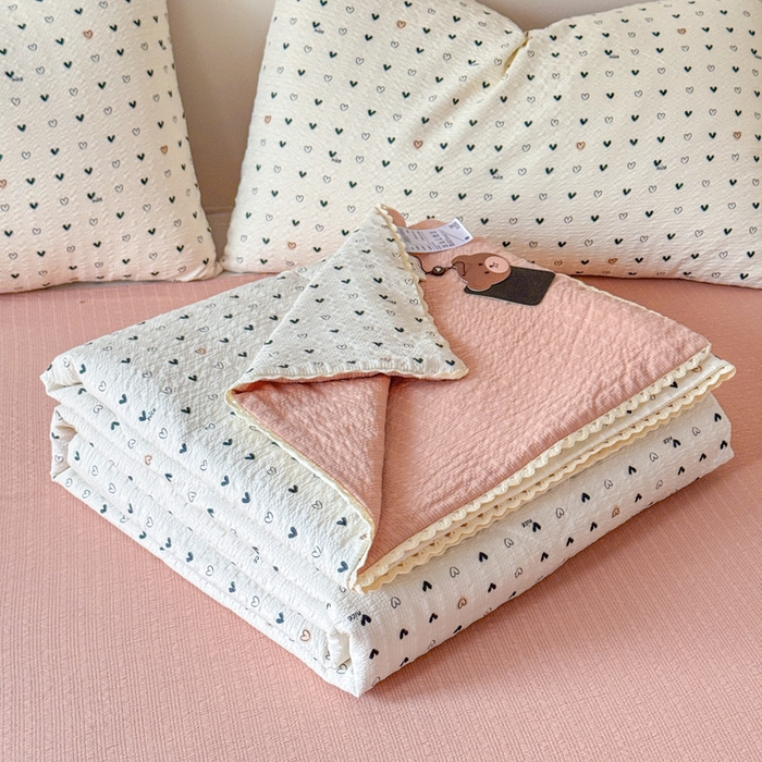 91家纺网 家纺一手货源 找家纺 梦舒阳 2026新款泡芙棉夏被花边款泡芙纱夏凉被四件套空调被带小熊吊牌 幸运