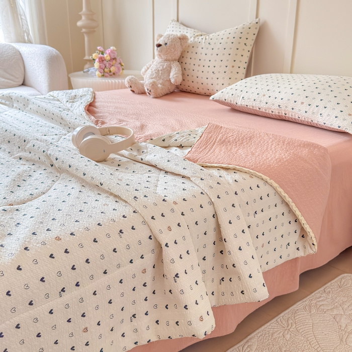 91家纺网 家纺一手货源 找家纺 梦舒阳 2026新款泡芙棉夏被花边款泡芙纱夏凉被四件套空调被带小熊吊牌 幸运