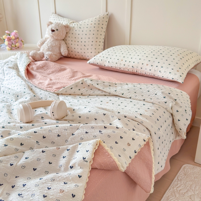 91家纺网 家纺一手货源 找家纺 梦舒阳 2026新款泡芙棉夏被花边款泡芙纱夏凉被四件套空调被带小熊吊牌 幸运