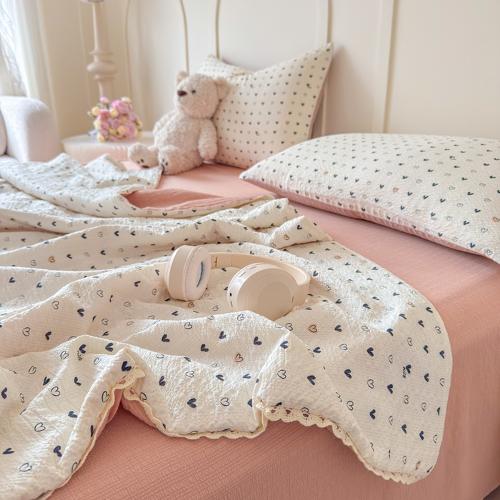 91家纺网 家纺一手货源 找家纺 梦舒阳 2026新款泡芙棉夏被花边款泡芙纱夏凉被四件套空调被带小熊吊牌 幸运