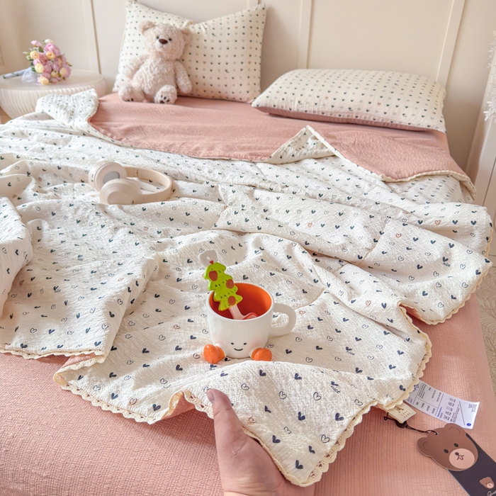 91家纺网 家纺一手货源 找家纺 梦舒阳 2026新款泡芙棉夏被花边款泡芙纱夏凉被四件套空调被带小熊吊牌 幸运