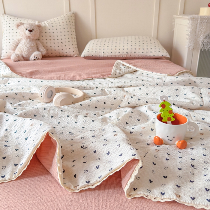 91家纺网 家纺一手货源 找家纺 梦舒阳 2026新款泡芙棉夏被花边款泡芙纱夏凉被四件套空调被带小熊吊牌 幸运