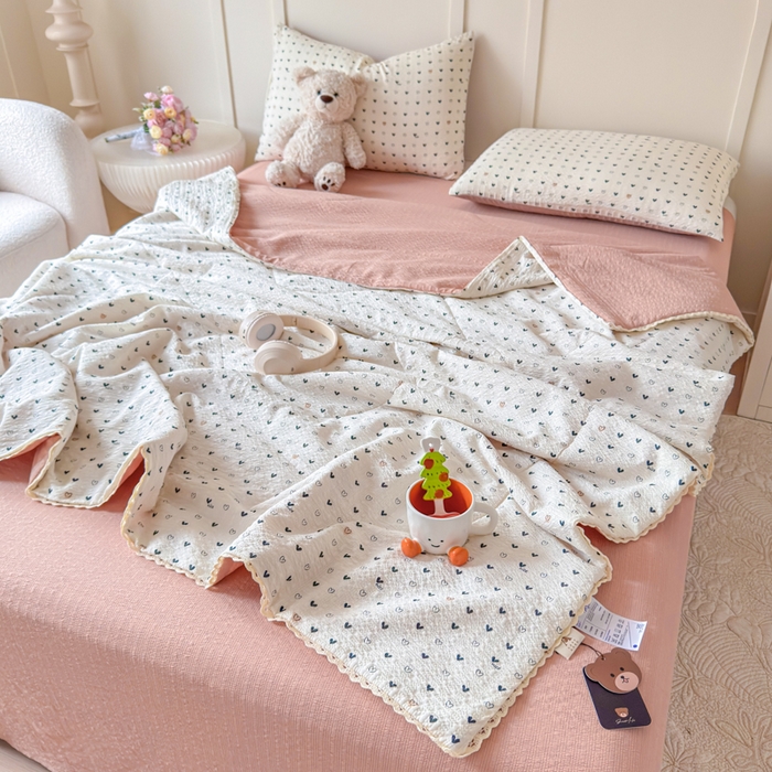 91家纺网 家纺一手货源 找家纺 梦舒阳 2026新款泡芙棉夏被花边款泡芙纱夏凉被四件套空调被带小熊吊牌 幸运