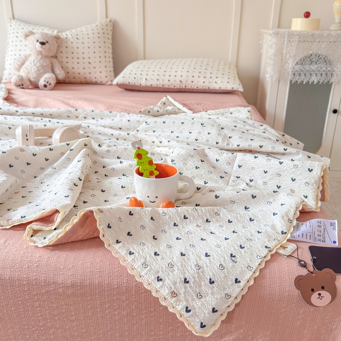 91家纺网 家纺一手货源 找家纺 梦舒阳 2026新款泡芙棉夏被花边款泡芙纱夏凉被四件套空调被带小熊吊牌 幸运