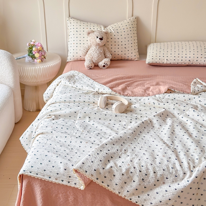 91家纺网 家纺一手货源 找家纺 梦舒阳 2026新款泡芙棉夏被花边款泡芙纱夏凉被四件套空调被带小熊吊牌 幸运