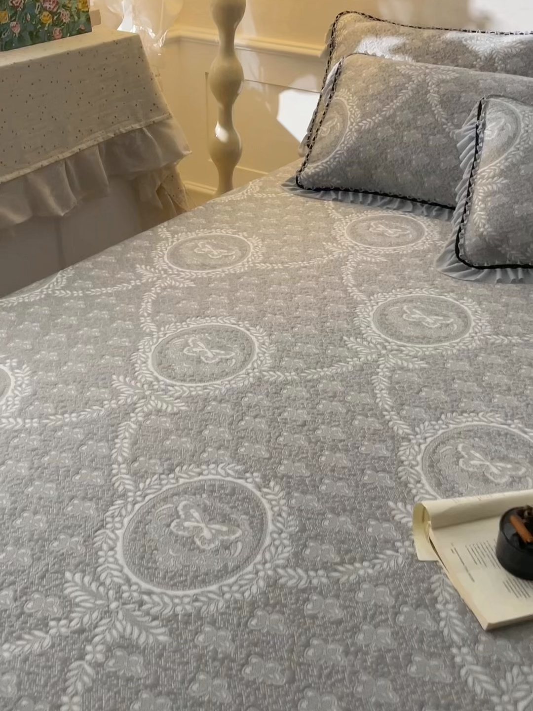 91家纺网 家纺一手货源 找家纺 雅居纺家纺 2026新款花间蝶梦款凉感床裙凉席席子 花间蝶梦-灰