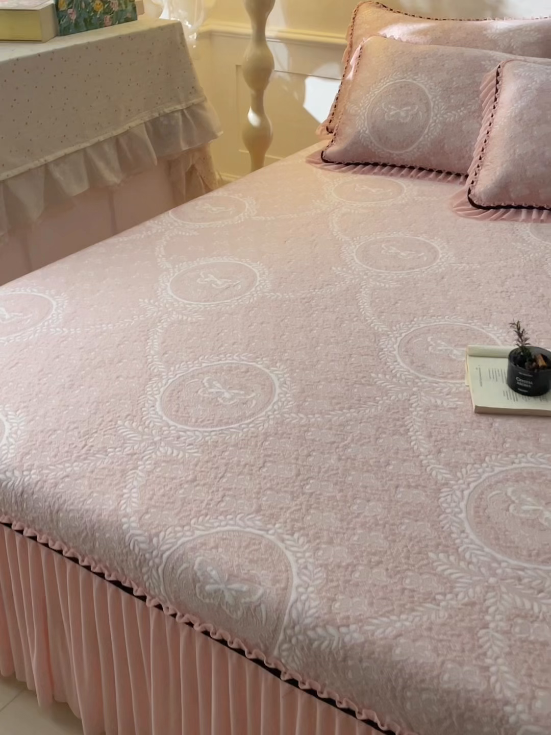 91家纺网 家纺一手货源 找家纺 雅居纺家纺 2026新款花间蝶梦款凉感床裙凉席席子 花间蝶梦-粉