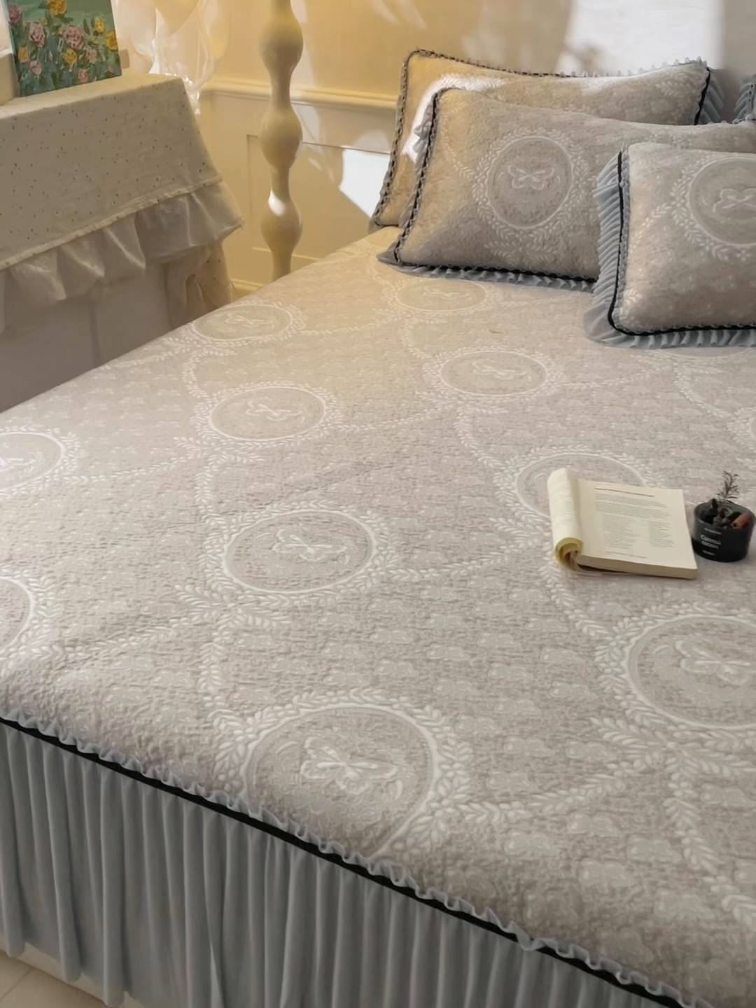 91家纺网 家纺一手货源 找家纺 雅居纺家纺 2026新款花间蝶梦款凉感床裙凉席席子 花间蝶梦-卡其