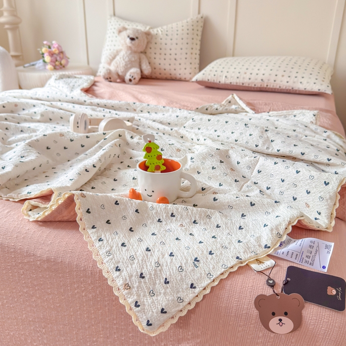91家纺网 家纺一手货源 找家纺 梦舒阳 2026新款泡芙棉夏被花边款泡芙纱夏凉被四件套空调被带小熊吊牌 幸运