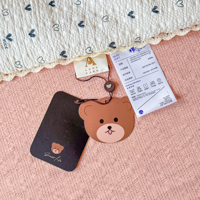 91家纺网 家纺一手货源 找家纺 梦舒阳 2026新款泡芙棉夏被花边款泡芙纱夏凉被四件套空调被带小熊吊牌 幸运