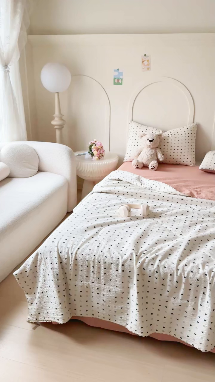 91家纺网 家纺一手货源 找家纺 梦舒阳 2026新款泡芙棉夏被花边款泡芙纱夏凉被四件套空调被带小熊吊牌 幸运