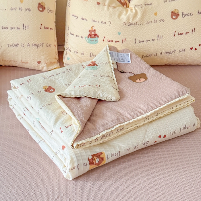 91家纺网 家纺一手货源 找家纺 梦舒阳 2026新款泡芙棉夏被花边款泡芙纱夏凉被四件套空调被带小熊吊牌 英文熊