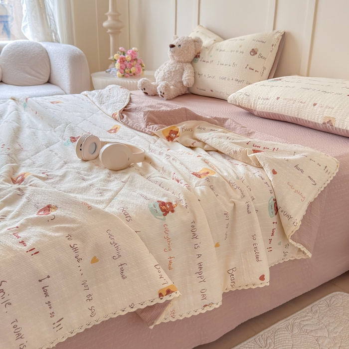 91家纺网 家纺一手货源 找家纺 梦舒阳 2026新款泡芙棉夏被花边款泡芙纱夏凉被四件套空调被带小熊吊牌 英文熊