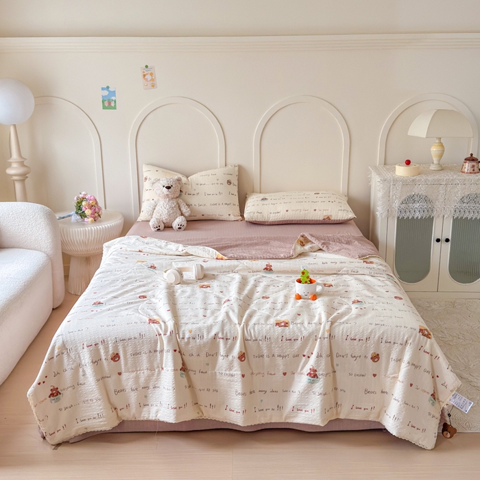 91家纺网 家纺一手货源 找家纺 梦舒阳 2026新款泡芙棉夏被花边款泡芙纱夏凉被四件套空调被带小熊吊牌 英文熊