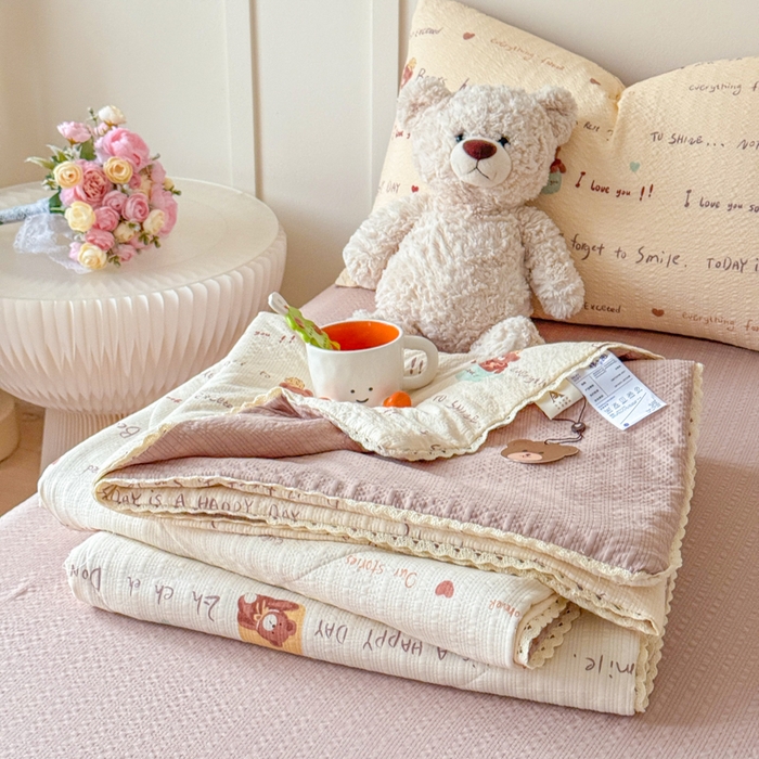 91家纺网 家纺一手货源 找家纺 梦舒阳 2026新款泡芙棉夏被花边款泡芙纱夏凉被四件套空调被带小熊吊牌 英文熊