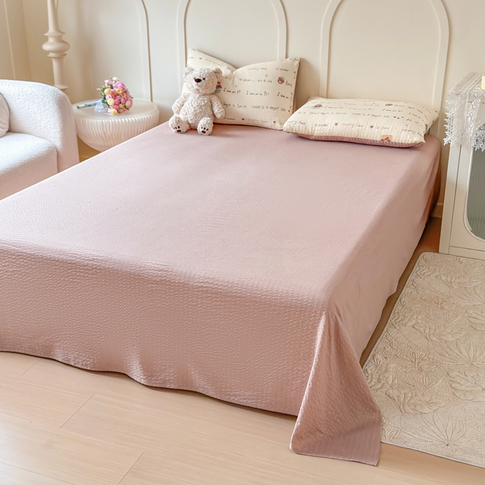 91家纺网 家纺一手货源 找家纺 梦舒阳 2026新款泡芙棉夏被花边款泡芙纱夏凉被四件套空调被带小熊吊牌 英文熊