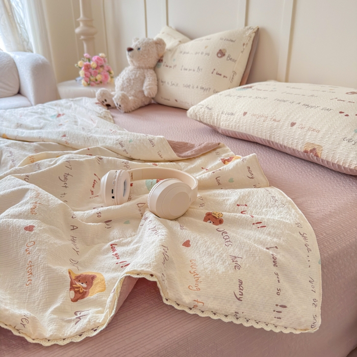 91家纺网 家纺一手货源 找家纺 梦舒阳 2026新款泡芙棉夏被花边款泡芙纱夏凉被四件套空调被带小熊吊牌 英文熊