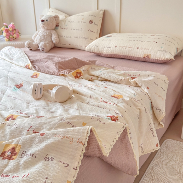 91家纺网 家纺一手货源 找家纺 梦舒阳 2026新款泡芙棉夏被花边款泡芙纱夏凉被四件套空调被带小熊吊牌 英文熊