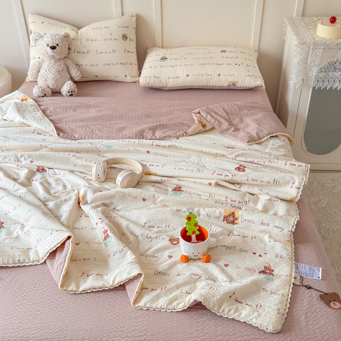 91家纺网 家纺一手货源 找家纺 梦舒阳 2026新款泡芙棉夏被花边款泡芙纱夏凉被四件套空调被带小熊吊牌 英文熊