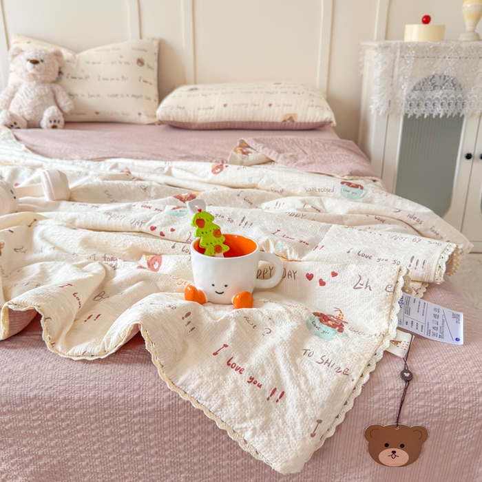 91家纺网 家纺一手货源 找家纺 梦舒阳 2026新款泡芙棉夏被花边款泡芙纱夏凉被四件套空调被带小熊吊牌 英文熊