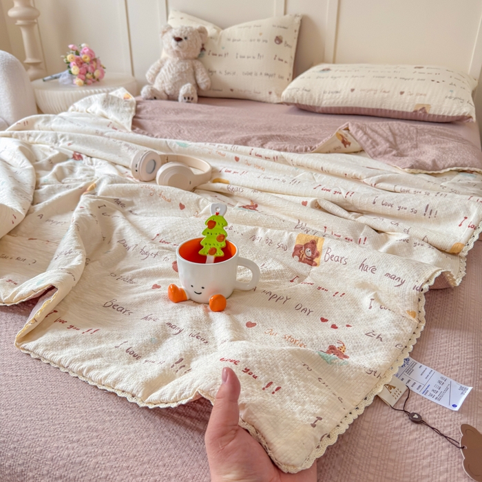 91家纺网 家纺一手货源 找家纺 梦舒阳 2026新款泡芙棉夏被花边款泡芙纱夏凉被四件套空调被带小熊吊牌 英文熊